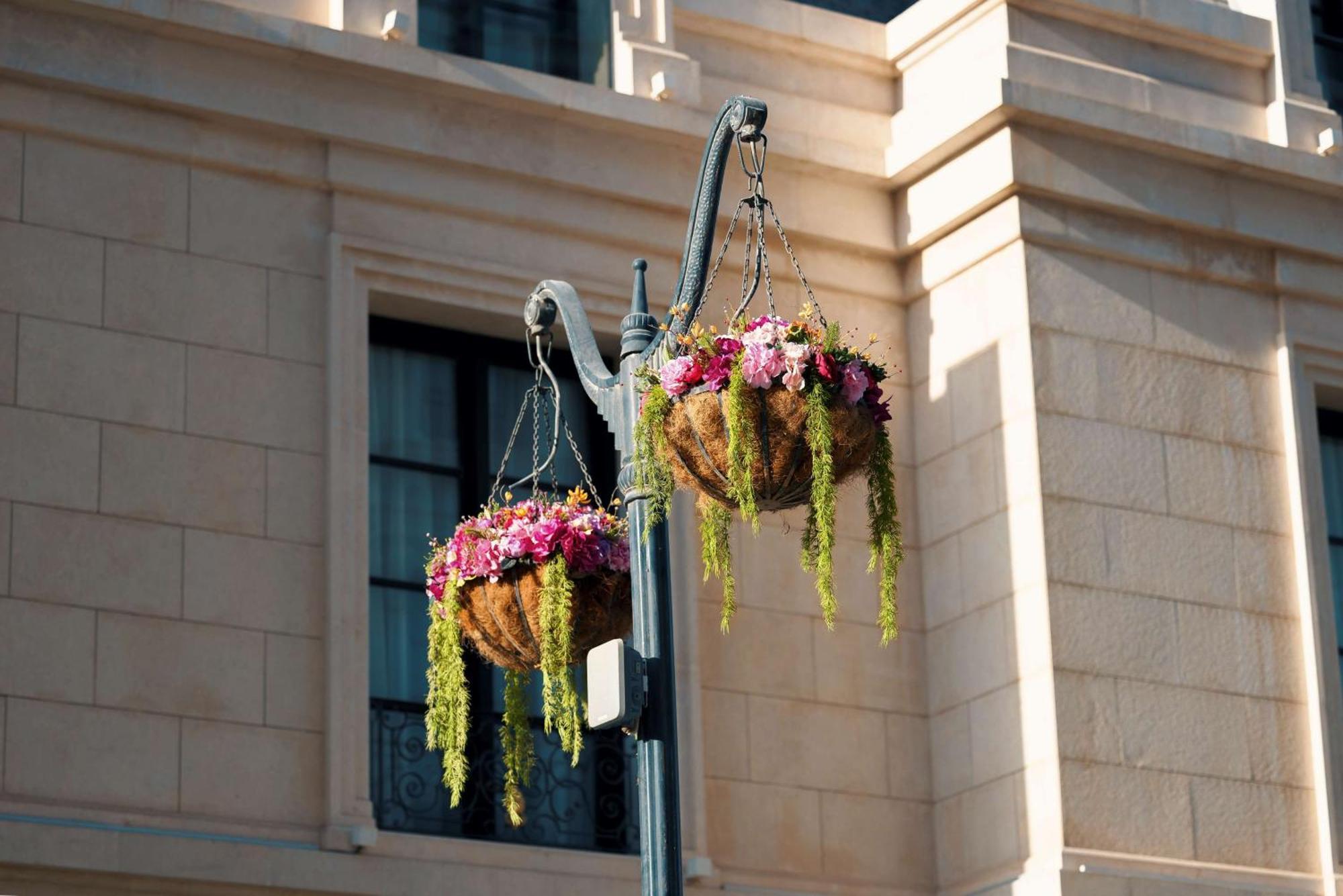 Mansard Riyadh, A Radisson Collection Hotel Riade Exterior foto Hanging baskets in the UK